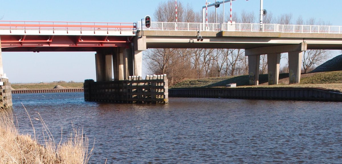 Nachtafsluiting Kooybrug: brug in beide richtingen afgesloten voor wegverkeer maandag 11 en dinsdag 12 november van 22.00 tot 05.00 uur. Wel doorgang voor voetgangers en (brom)fietsers, nood- en hulpdiensten en bussen van Connexxion.
