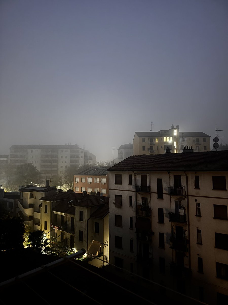 brewingmarco's tweet photo. Oh no, il #cambiamentoclimatico (ndr: #ClimateCatastrophe )
Ah no è la nebbia di #Milano https://t.co/f6gowoXC2M