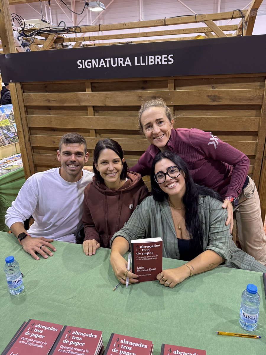 NuriaPicas's tweet photo. A la @FiraMuntanya de Vic es fan coses 📚lectura i ⛰️ molta muntanya! @simbol_editors https://t.co/LfWNEiBLEf