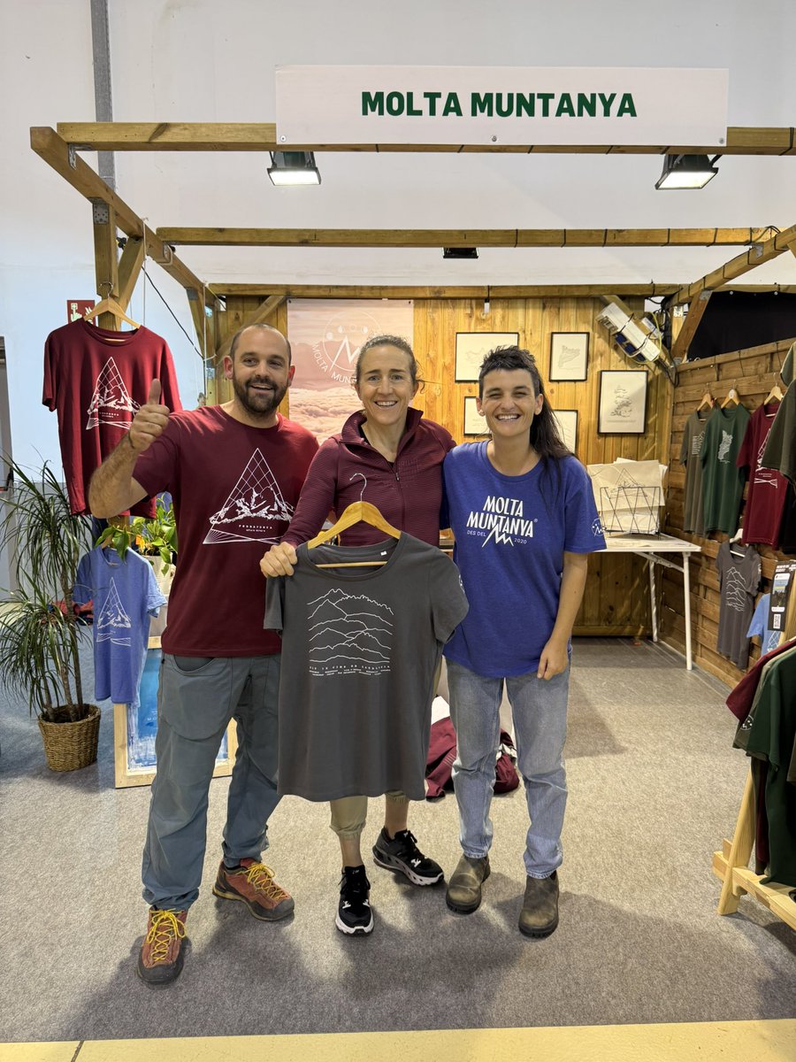 A la <a href="/FiraMuntanya/">Fira de la Muntanya Vic</a> de Vic es fan coses 📚lectura i ⛰️ molta muntanya! <a href="/simbol_editors/">Símbol Editors</a>