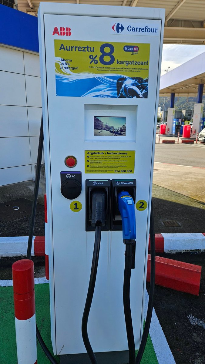 TesLuke82's tweet photo. Ayer en @CarrefourES  Sestao ya operativo, sin registros, ni app, cajero, 0'46€ kWh y te devuelven en cheque ahorro un 8% si eres cliente. Operativa sencilla, marcas si eres cliente o no, seleccionas conector, pagas con 💳 y a cargar⚡, tanto cuesta hacer eso? https://t.co/qlNGKuOHOb