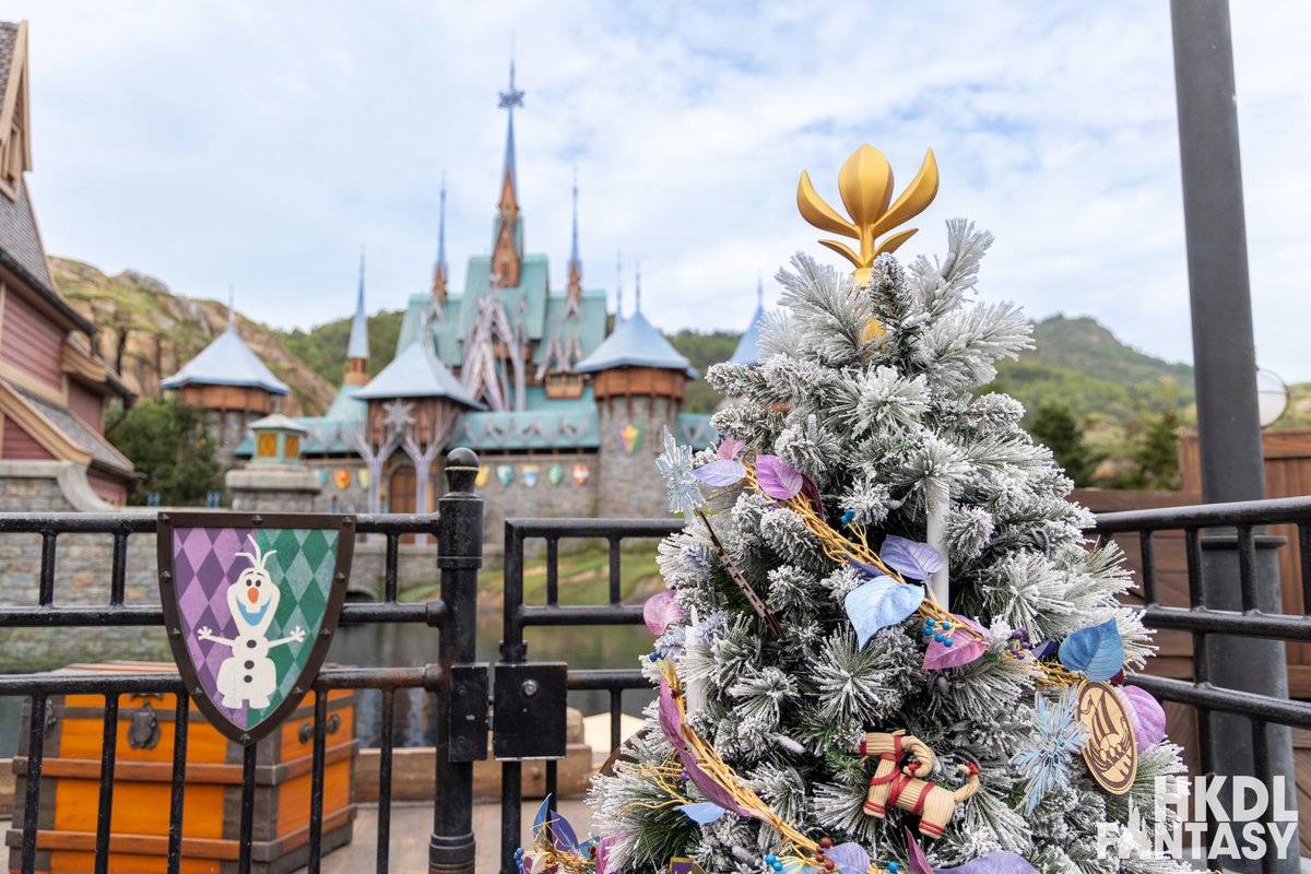 hkdlfantasy's tweet photo. ❄️🎄 More Christmas decorations have arrived at #WorldOfFrozen.

#HKDL #HongKongDisneyland #hkdisneyland #disneyparks #disney #香港ディズニーランド #ディズニー #Frozen https://t.co/lRefgIIEvm