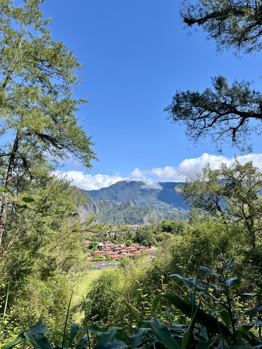 Kirsi_HoSt's tweet photo. Abwechslungsreiche Wanderung über hohe Felsbrocken und durch schattige Wälder mit verwurzelten Pfaden. Fantastischer Blick auf den höchsten Berg der Insel – den Piton de Neiges, 3069 m majestätisch im Indischen Ozean!#HellBourg #PitonDeNeiges #LaRéunion #Wanderlust https://t.co/J4OPUF0tcy