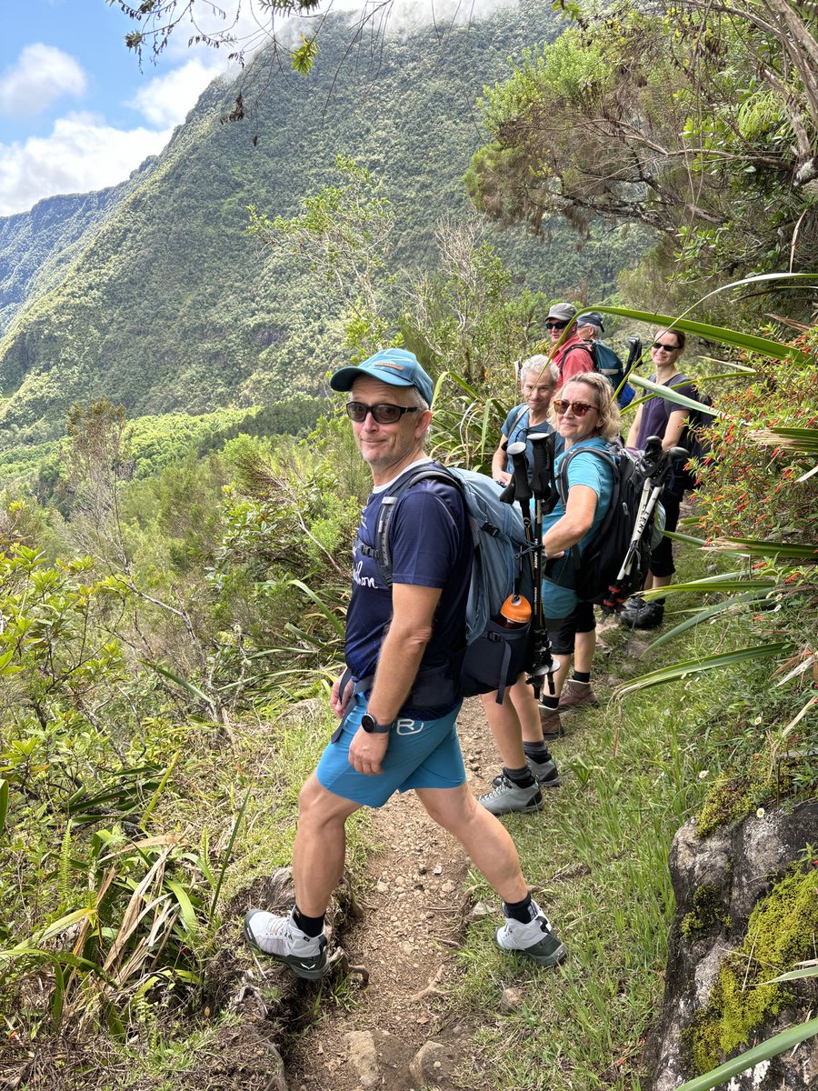 Kirsi_HoSt's tweet photo. Abwechslungsreiche Wanderung über hohe Felsbrocken und durch schattige Wälder mit verwurzelten Pfaden. Fantastischer Blick auf den höchsten Berg der Insel – den Piton de Neiges, 3069 m majestätisch im Indischen Ozean!#HellBourg #PitonDeNeiges #LaRéunion #Wanderlust https://t.co/J4OPUF0tcy