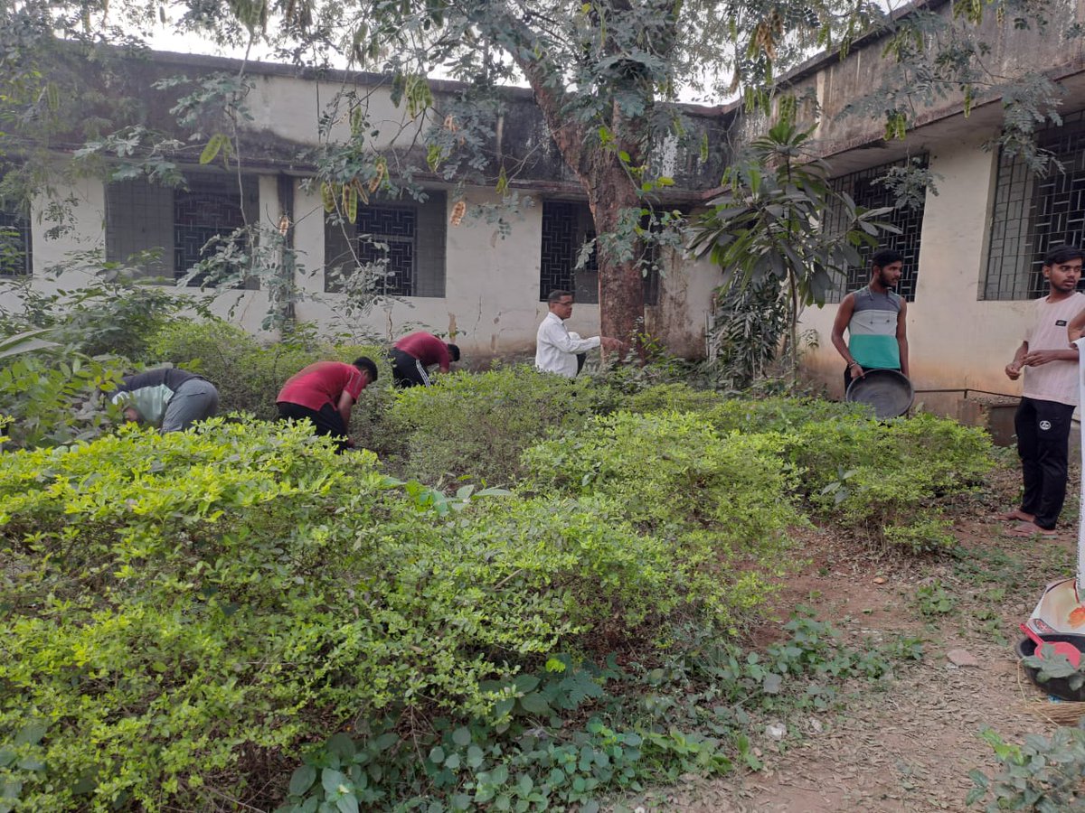 KG_College_RGH's tweet photo. किरोड़ीमल शासकीय कला एवम् विज्ञान महाविद्यालय रायगढ़ (छ. ग.) के राष्ट्रीय सेवा योजना के पुरुष इकाई द्वारा नियमित गतिविधि के अंतर्गत महाविद्यालय के उद्यान की सफाई की गई।
@_NSSIndia
@mybharatgov 
@nssnkpucg 
@YASMinistry 
@KumarNav12 
@EkanshP77716 
@NitishBareth1 https://t.co/GUKNwGlXBo
