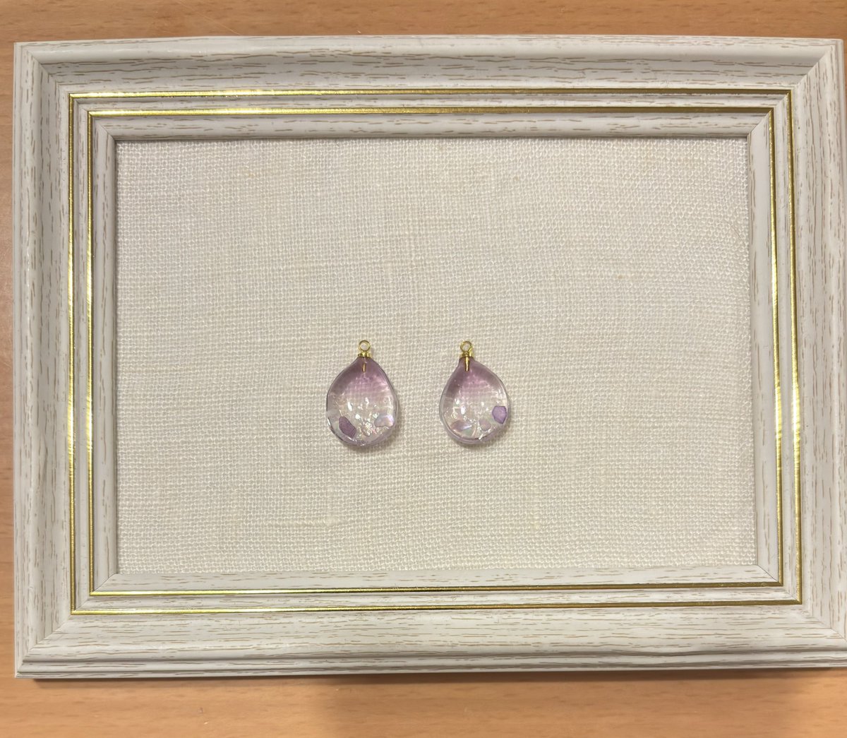 こちらも試作品
フリーハンドでのドロップ
クリアカラーのグラデーション
シェルやホロを封入して
うるツヤに

どんなふうに加工しようかな

#Lemioハンドメイド
#ハンドメイドアクセサリー