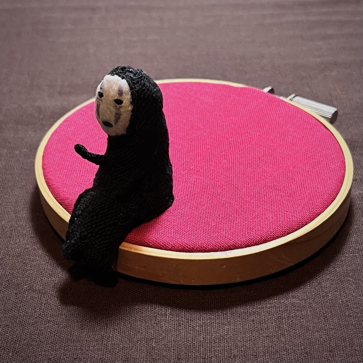 カオナシを刺繍しました🪡
手はワイヤー入りです。