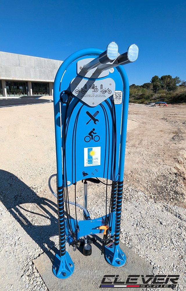 CleverSeries's tweet photo. ✅La ville de Lançon-de-Provence (13) vient de recevoir son pumptrack. 
Notre station de réparation IFIX vient équiper cette nouvelle infrastructure
📍Au Gymnase Caroline Aigle, les pratiquants 🚴‍♂️🛹⛸️🛴 peuvent désormais :
➡ Réparer tous types d’ennuis mécanique🔧
Enjoy the ride https://t.co/a5BjHvMIW3