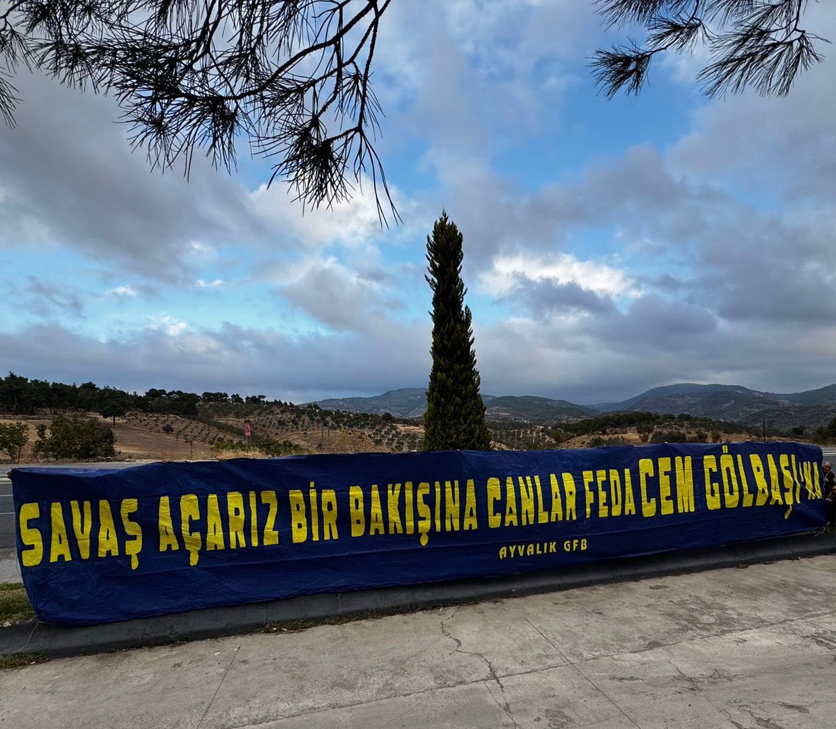 VAZGEÇEMEM Kİ SENDEN FENER!

Ayvalık Genç Fenerbahçeliler olarak Fenerbahçe’miz-Sivasspor maçı için Kadıköy yolundayız.

#AyvalıkGFB