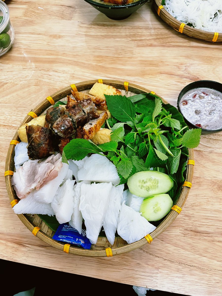 KilluaShady's tweet photo. Do you know Bún Đậu Mắm Tôm? This is famous food in Vietnam

#killuanguyen #killuashady #vietnamfood #streetfood #bundaumamtom #hanoifood https://t.co/qkDFUP7abW