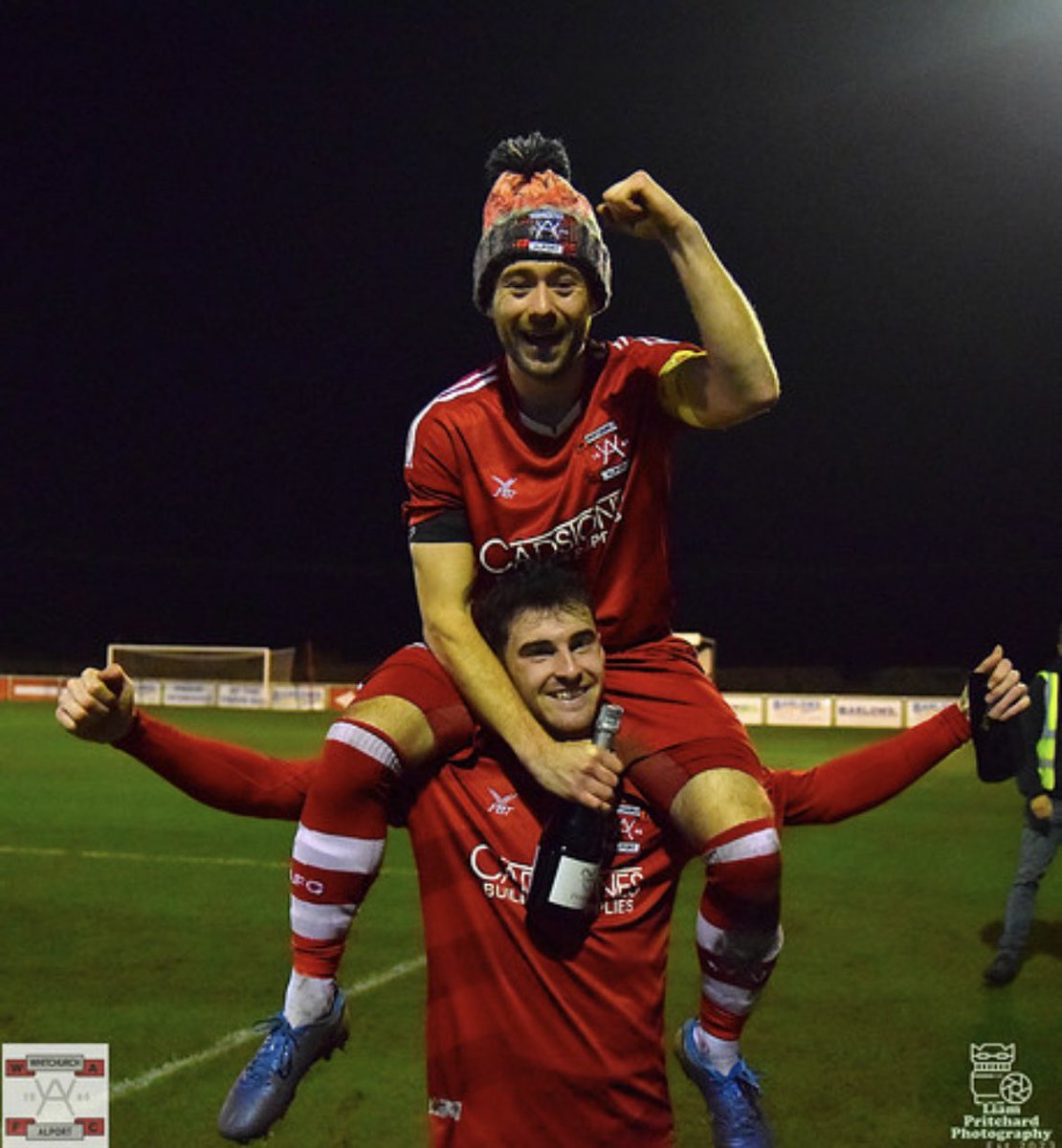 Morning everyone 👋🏻

Into the hat 🎩 ✅

Felling happy 😃 ✅ 

Onto Tuesday 🗓️✅

Up the Alport 🔴⚪️