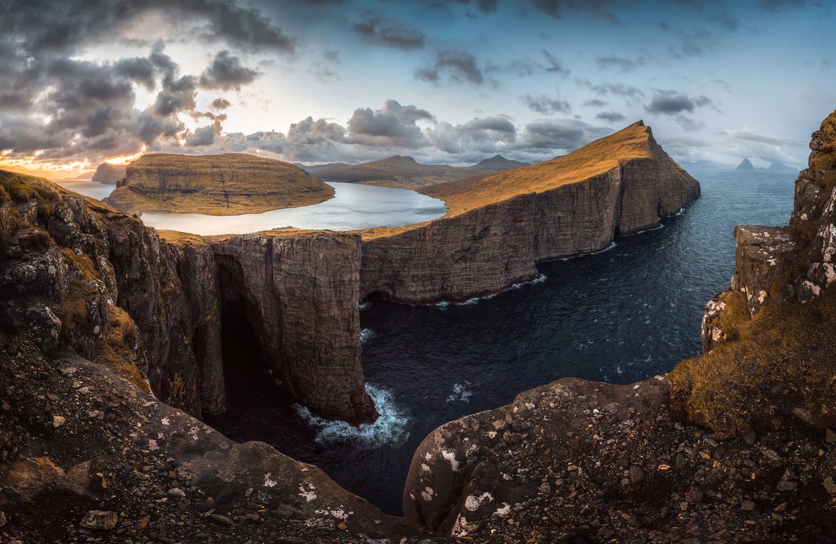 Panorama of Lake Sørvágsvatn, also known as 'The Lake Above the Ocean,' in the Faroe Islands 🇫🇴
