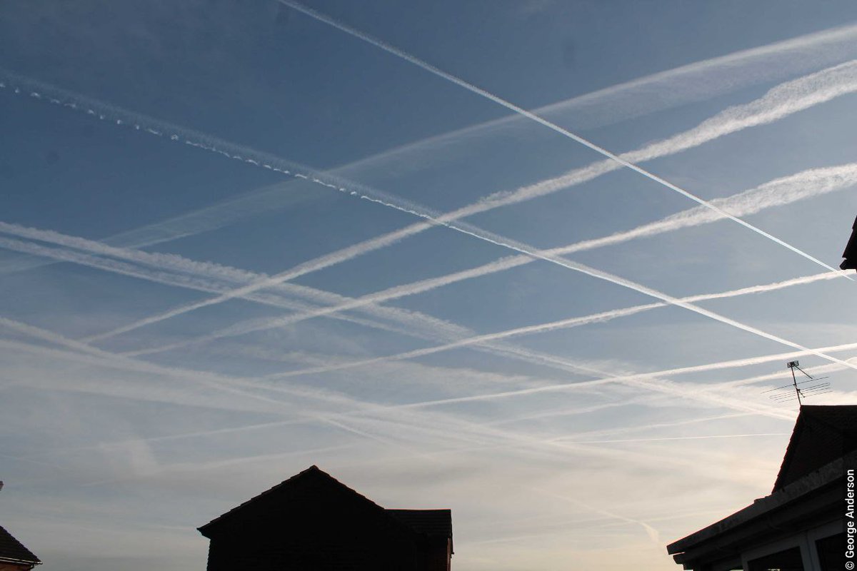 MarcoDabizzi's tweet photo. L'Organizzazione Mondiale di Meteorologia ci informa che questo tipo di nubi adesso è chiamato Cirrus Homogenitus, ovvero nuvole crrate dall'uomo.

Lo sapevamo. https://t.co/e4rXRqyEHE