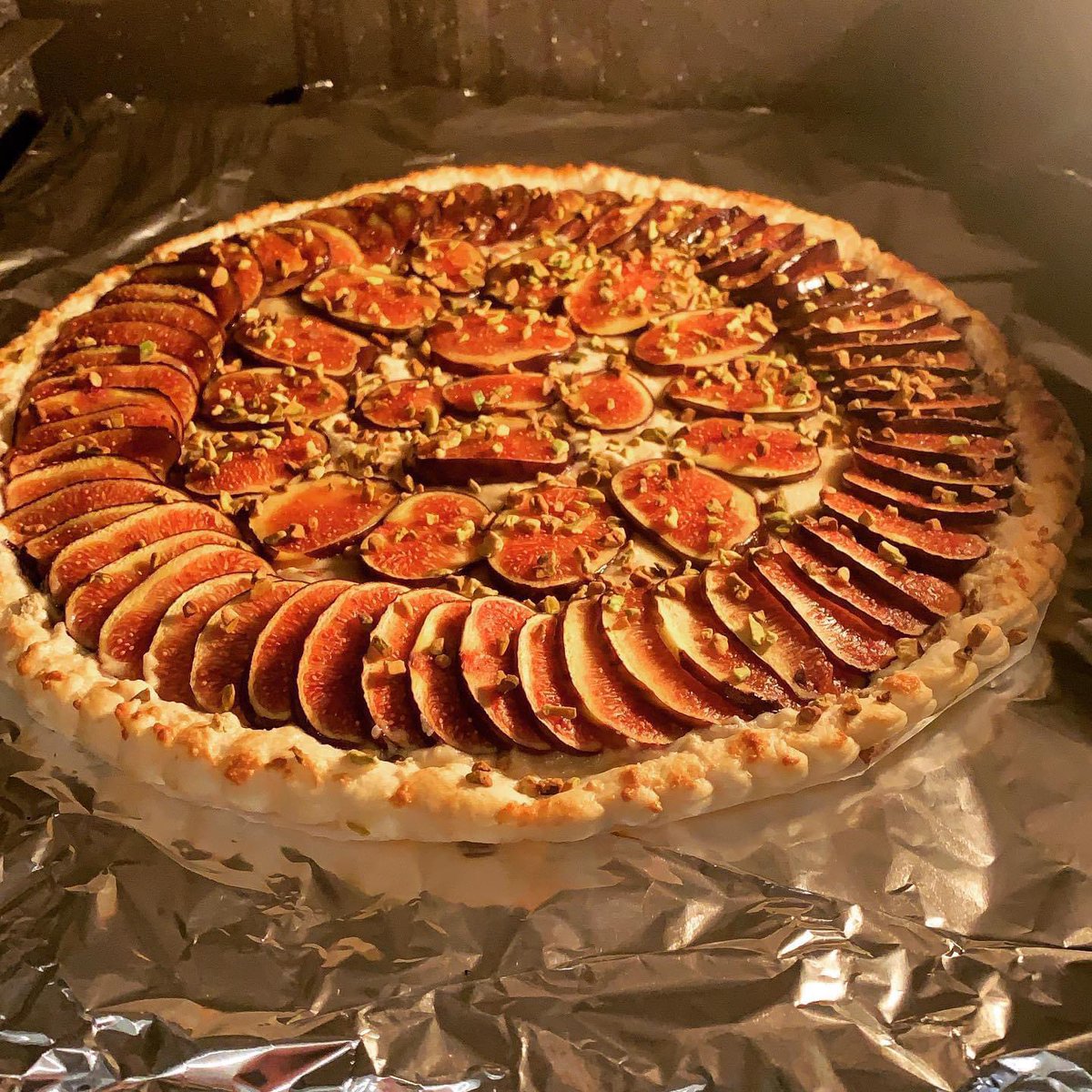 Langlai73410097's tweet image. Quand j’ai pas la pêche ,
Je prends la figue ,
J’en fais une tarte fine avec beurre 1/2 sel et sucre roux sous la pâte feuilletée doucement reposée .
Crème d’amandes, rhum, pistaches, amour toujours et l’four !
#miam #tarte #figues #soliès #var #provencealpescotedazur #rhum