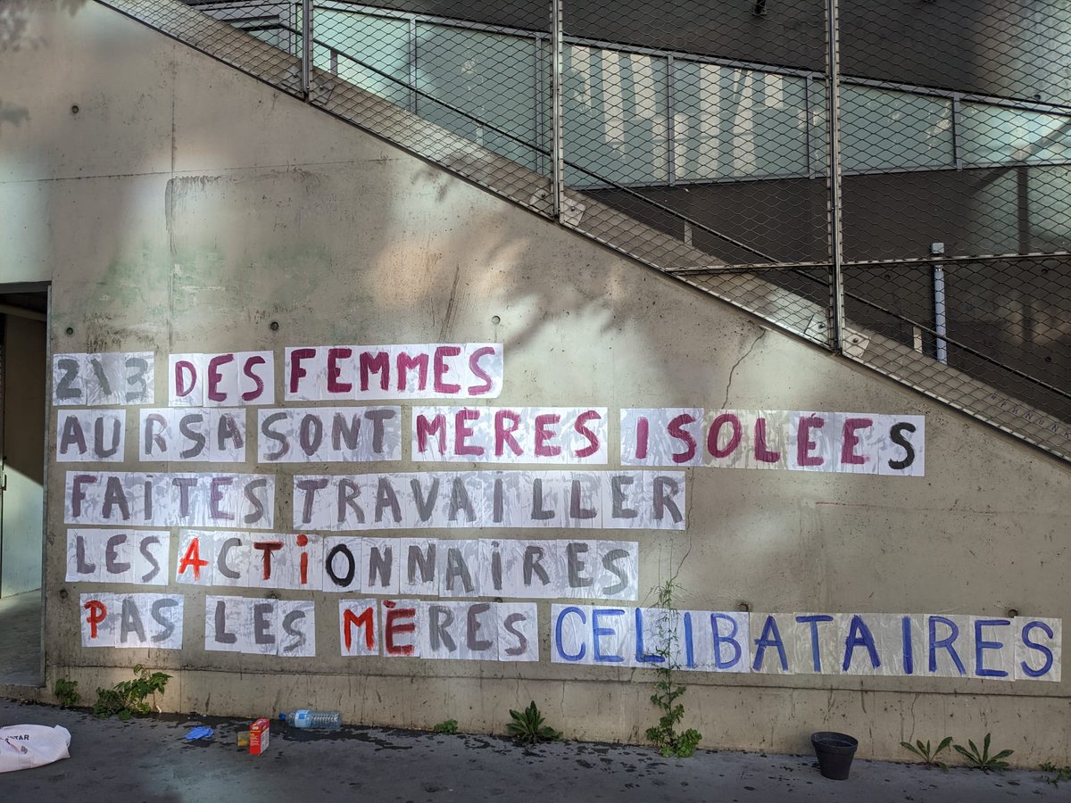 asso_MMI's tweet photo. Collage devant la direction générale de #poleemploi - 2023. 
"2/3 des femmes au RSA sont des mères isolées. 

Faites travailler les actionnaires, pas les mères célibataires. "

Contre la loi dite du plein emploi. https://t.co/lE0T47WlDh
