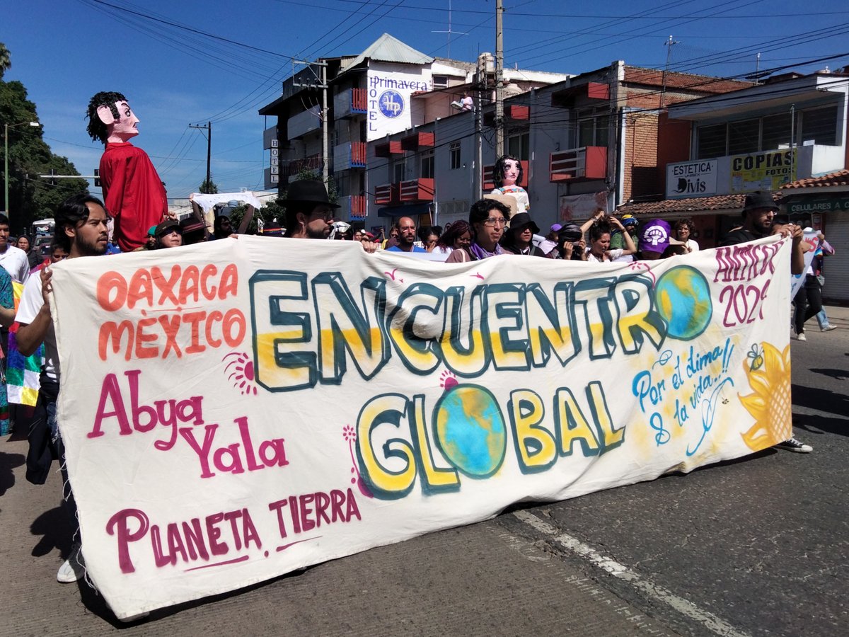 #Mexiko: Mit einem Protestmarsch durch #Oaxaca endete die #AntiCOP2024, bei der Aktivist*innen aus der ganzen Welt über Alternativen zum profitorientierten, auf Extraktivismus und Zerstörung unserer Lebensgrundlagen basierenden, kapitalistischen Entwicklungsmodell diskutierten.