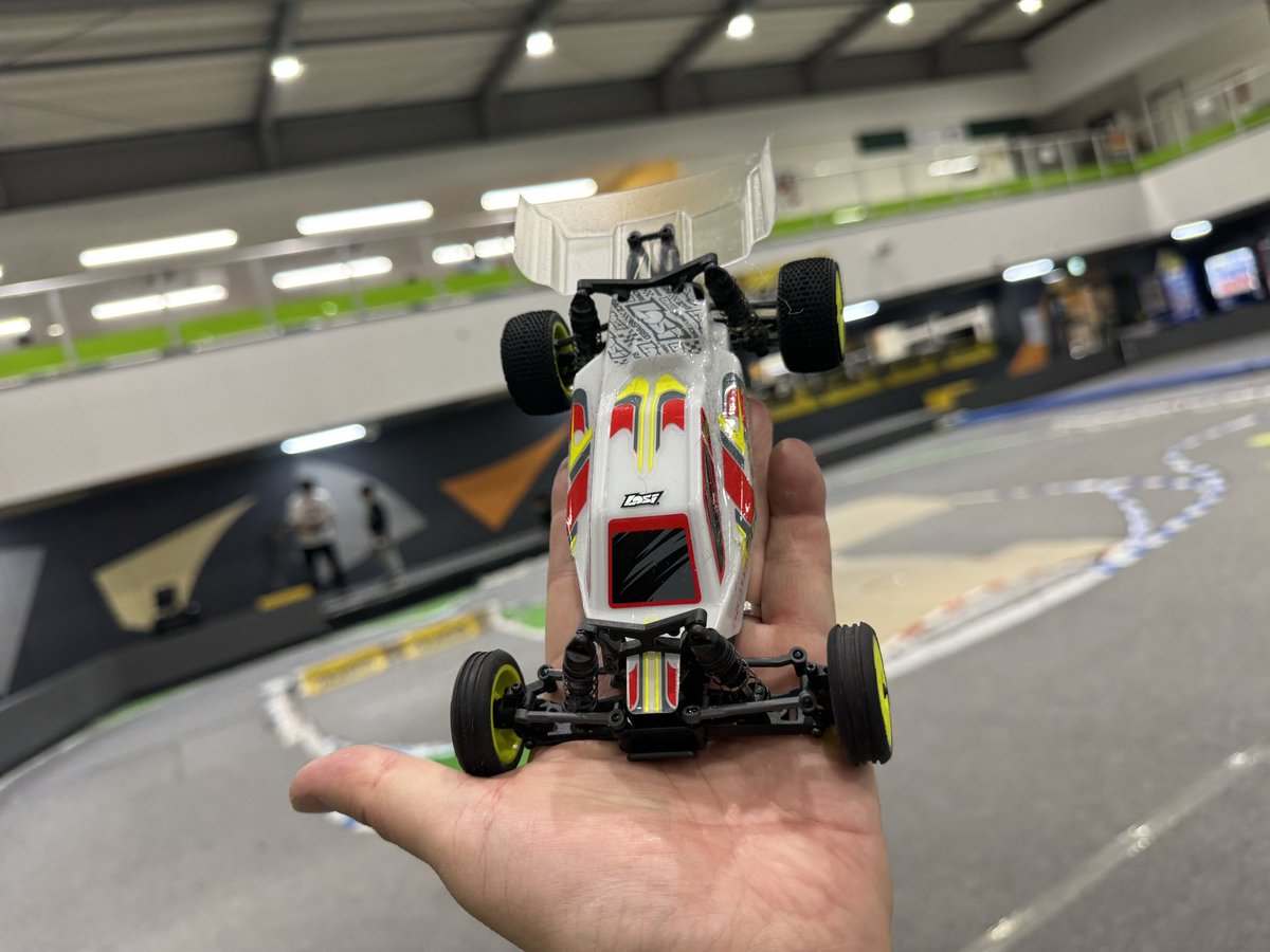 KenBFR's tweet photo. なんかカワイイのが落ちてたョ🥰
#LOSI
#microB https://t.co/FwiGAHexqD