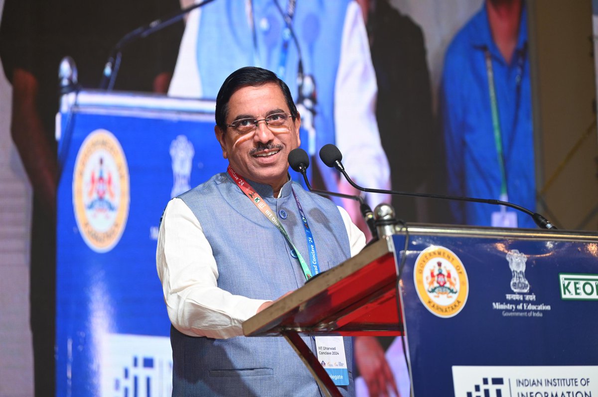 JoshiPralhad's tweet image. ಇಂದು ಧಾರವಾಡದಲ್ಲಿ ನಡೆದ &quot;ಐಐಐಟಿ ಧಾರವಾಡ ಕಾಂಕ್ಲೇವ್ 2024&quot; ಕಾರ್ಯಕ್ರಮದಲ್ಲಿ ಭಾಗವಹಿಸಿ ಮಾತನಾಡಿದೆನು.

ವಿಶ್ವದಲ್ಲೇ ಭಾರತದಂತಹ ಅಪಾರ ಸಂಖ್ಯೆಯ ಯುವಶಕ್ತಿಯನ್ನು ಹೊಂದಿರುವ ದೇಶ ಮತ್ತಾವುದು ಇಲ್ಲ. ಭಾರತದ ಯುವಜನತೆ ಹೊಸ ಹೊಸ ಆವಿಷ್ಕಾರಗಳನ್ನು ಮಾಡುವ ಮೂಲಕ ಪ್ರಪಂಚಕ್ಕೆ ಮಾದರಿಯಾಗಬೇಕು. ಯುವಶಕ್ತಿಗೆ ಪೂರಕವಾಗುವಂತಹ ಹಲವಾರು ಯೋಜನೆಗಳು…