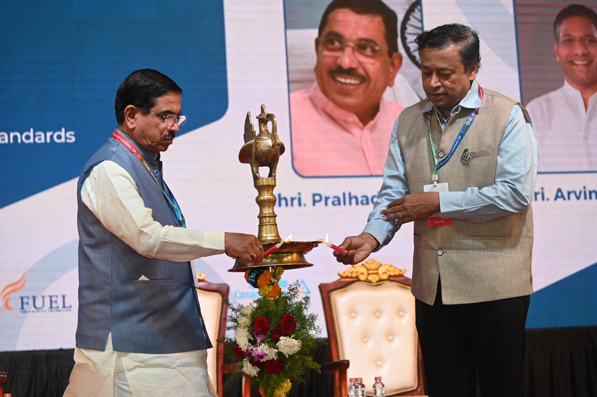 JoshiPralhad's tweet image. ಇಂದು ಧಾರವಾಡದಲ್ಲಿ ನಡೆದ &quot;ಐಐಐಟಿ ಧಾರವಾಡ ಕಾಂಕ್ಲೇವ್ 2024&quot; ಕಾರ್ಯಕ್ರಮದಲ್ಲಿ ಭಾಗವಹಿಸಿ ಮಾತನಾಡಿದೆನು.

ವಿಶ್ವದಲ್ಲೇ ಭಾರತದಂತಹ ಅಪಾರ ಸಂಖ್ಯೆಯ ಯುವಶಕ್ತಿಯನ್ನು ಹೊಂದಿರುವ ದೇಶ ಮತ್ತಾವುದು ಇಲ್ಲ. ಭಾರತದ ಯುವಜನತೆ ಹೊಸ ಹೊಸ ಆವಿಷ್ಕಾರಗಳನ್ನು ಮಾಡುವ ಮೂಲಕ ಪ್ರಪಂಚಕ್ಕೆ ಮಾದರಿಯಾಗಬೇಕು. ಯುವಶಕ್ತಿಗೆ ಪೂರಕವಾಗುವಂತಹ ಹಲವಾರು ಯೋಜನೆಗಳು…