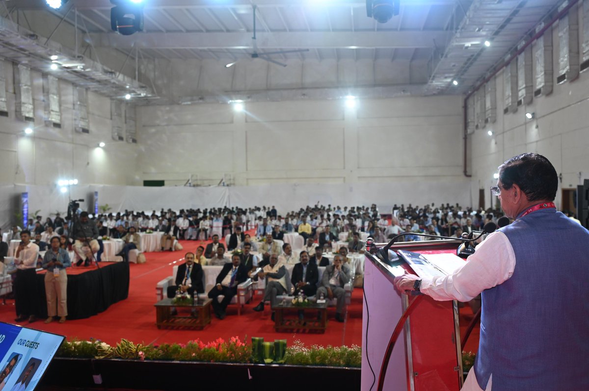 JoshiPralhad's tweet image. ಇಂದು ಧಾರವಾಡದಲ್ಲಿ ನಡೆದ &quot;ಐಐಐಟಿ ಧಾರವಾಡ ಕಾಂಕ್ಲೇವ್ 2024&quot; ಕಾರ್ಯಕ್ರಮದಲ್ಲಿ ಭಾಗವಹಿಸಿ ಮಾತನಾಡಿದೆನು.

ವಿಶ್ವದಲ್ಲೇ ಭಾರತದಂತಹ ಅಪಾರ ಸಂಖ್ಯೆಯ ಯುವಶಕ್ತಿಯನ್ನು ಹೊಂದಿರುವ ದೇಶ ಮತ್ತಾವುದು ಇಲ್ಲ. ಭಾರತದ ಯುವಜನತೆ ಹೊಸ ಹೊಸ ಆವಿಷ್ಕಾರಗಳನ್ನು ಮಾಡುವ ಮೂಲಕ ಪ್ರಪಂಚಕ್ಕೆ ಮಾದರಿಯಾಗಬೇಕು. ಯುವಶಕ್ತಿಗೆ ಪೂರಕವಾಗುವಂತಹ ಹಲವಾರು ಯೋಜನೆಗಳು…