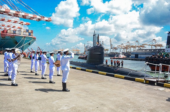AsiriFernandoLK's tweet photo. @indiannavy #KalvariClass submarine #INSVela (S24) called on @slpauthority #ColomboPort for a threeday official visit, and was welcomed by the @srilanka_navy today (10 Nov). 📷SLN 

#IndoLankarelations #SLN  #Navaldiplomacy #SriLanka #IOR
#maritimesecurity https://t.co/23zvIC0UI7