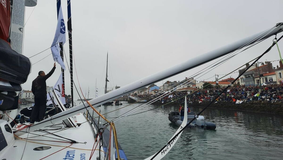 ici_officiel's tweet photo. DIRECT VIDÉO - Vendée Globe : une foule impressionnante, des marins émus, suivez le départ de la 10e édition
➡️ https://t.co/x2QC1MF1tU https://t.co/cLxi5iNmEf