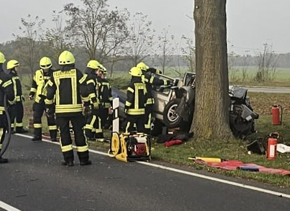 ThomasPeise's tweet photo. #Friesack #HVL - Pkw-Gespann prallt gegen Baum, Fahrer sofort tot, Beifahrer schwer verletzt eingeklemmt, Rettungshubschrauber im Einsatz https://t.co/w9cFzOPFmO