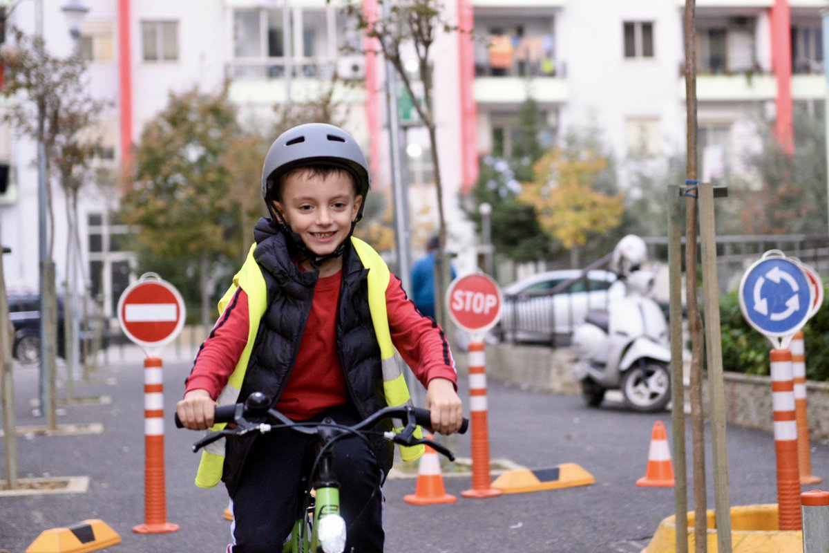 “Eja Luaj” ♟️ dhe “Lagjja Pedalon” 🚴🏻‍♀️ – aktivitete që e shndërrojnë çdo lagje të Tiranës në një hapësirë ku fëmijët luajnë 🎡, mësojnë biçikletën 🚲 dhe rregullat e qarkullimit. 🚦🌳
