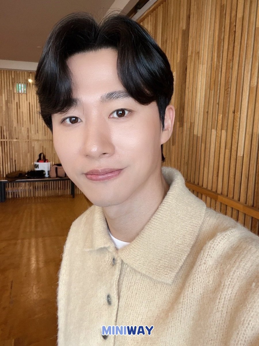 이프덴 미니콘서트를 마친 배우님께서 가족분들께 인사를 전하고자 사진을 보내왔어요💌

감기 조심하시고 행복한 11월 보내시고, 
12월 3일 홍익대대학로아트센터에서 만나요💙