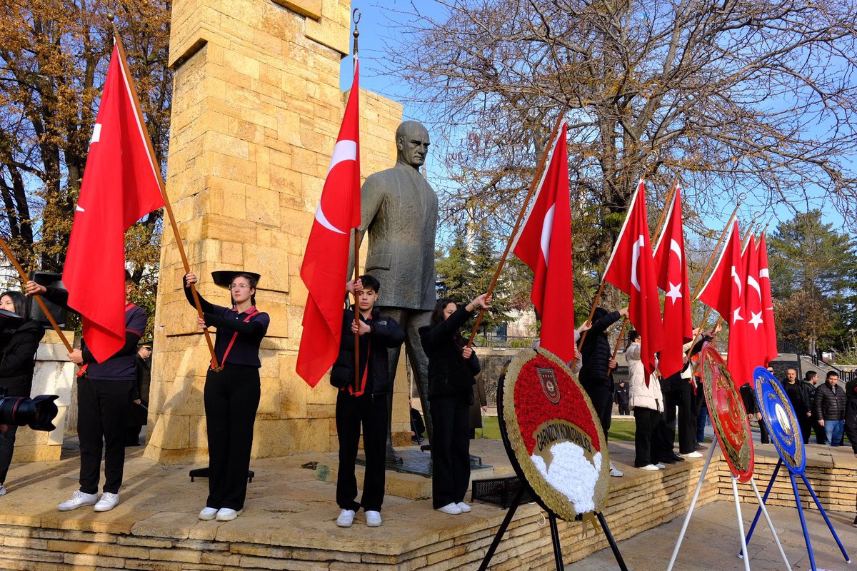 ProfSengonul's tweet photo. İl protokolü ile birlikte Gazi Mustafa Kemal Atatürk'ün ebediyete irtihalinin 86. yıl dönümü nedeniyle düzenlenen Çelenk Sunma Törenine ve ardından Muhsin Yazıcıoğlu Kültür Merkezi'nde gerçekleştirilen resim sergisine ve anma programına katılım sağladık. 
1️⃣ https://t.co/x0mJaA3UYM