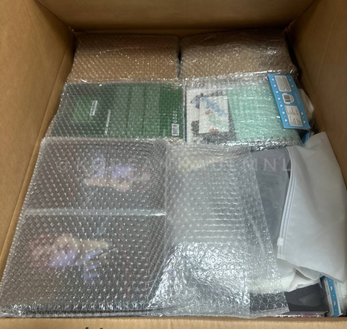 koreanhaulmnl's tweet photo. #khmupdate~

Box 10.29📦

•Box picked up last last Tuesday, Oct 29.

💕 #khmkrboxsharingitems
💕 2024 BWS HBD SET (3)
💕 2024 BWS Pouch (1)
💕 Sonny Angel Catlife Series (1 box)
💕 Young K 1st Mini Album Eternal (1)
💕 Lovely Runner OST Album (1)
💕 Golden Sweet Potato Chips B1T1 (2)
💕 Harper's Bazaar Jin Cover C (4)
💕 BWS Keyring October release and additional (9)
💕 D'icon Seventeen (1)

Kamsahamnida! 💙