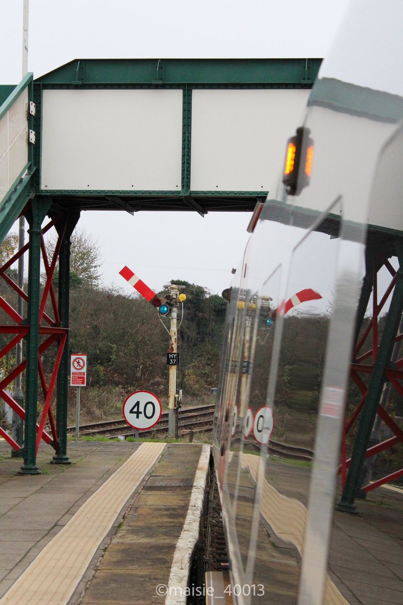 maisie_40013's tweet image. #SemaphoreSunday 
While i was on my way to Warrington Bank Quay, I quickly popped my camera out at Helsby to grab a photo of the Semaphore Signal, one of a few stations with them in Cheshire.