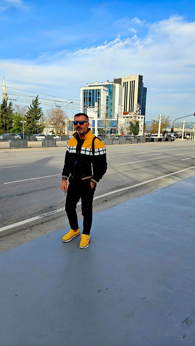 Ve her şeye rağmen diyorum ki, hoşgeldin Yeni Yaşım, Yeni Telaşlarım, Yeni Kararlarım, Heyecanlarım, Hayallerim 'Herşey'e Rağmen'lerim, İyi ki Gelenler ve Gidenler, Sevinçlerim, Hüzünlerim. Kimse Gibi Olmayıp, Hep Kendi Gibi Kalan Yanım... Iyiki doğmuşum be..😉