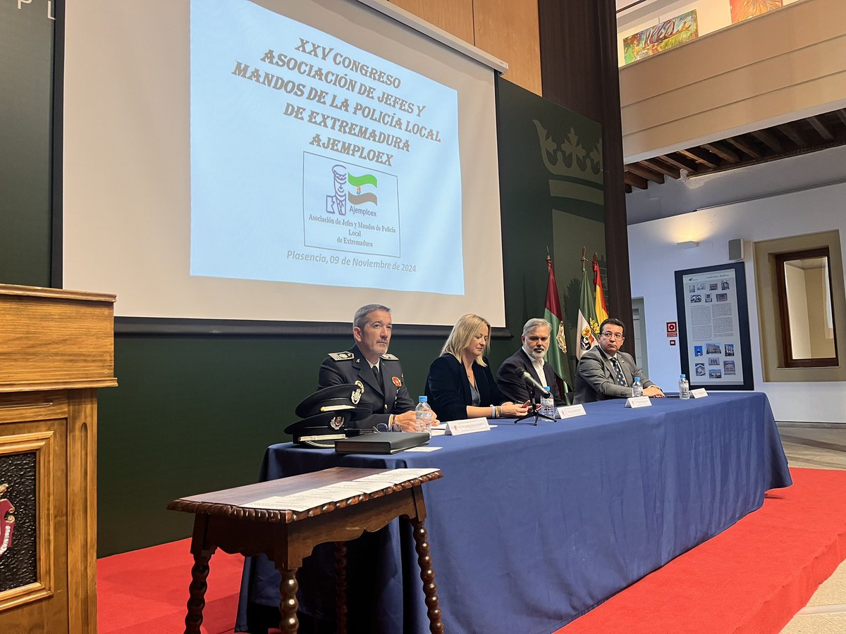 Representación de ASEMPOL en el XXV Congreso de la asoc de jefes y mandos de la Policía Local de Extremadura , AJEMPLOEX. Gracias a su presidente José Antonio Díaz por su invitación.