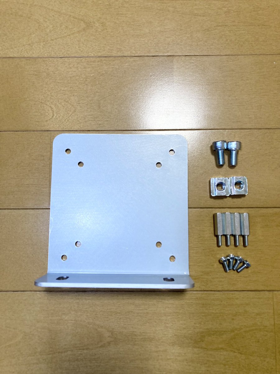maro_ham's tweet photo. アルミフレーム向け ディスプレイマウントブラケット(VESA100/75対応)を出品開始しました。
取付ネジ、スペーサー、ナット類も同梱しています。

1set価格: ¥3600(送料込) 
3set価格: ¥8400(送料込) https://t.co/lVh64vVkcl