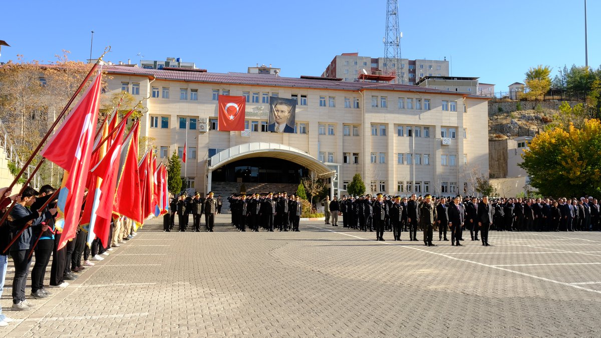 sirnakmem73's tweet photo. 🇹🇷Cumhuriyetimizin kurucusu Gazi Mustafa Kemal Atatürk’ün ebediyete irtihalinin 86. yıl dönümünde, Valilik bahçesinde düzenlenen törende Atatürk Anıtı’na çelenk sunulmasının ardından saat 09.05’te iki dakikalık saygı duruşunda bulunuldu.🇹🇷♾️

@tcmeb @BirolEkici73 @bycandiroglu https://t.co/2So49AFyIR