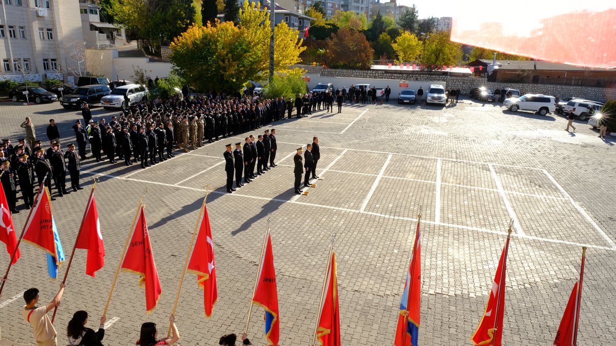 sirnakmem73's tweet photo. 🇹🇷Cumhuriyetimizin kurucusu Gazi Mustafa Kemal Atatürk’ün ebediyete irtihalinin 86. yıl dönümünde, Valilik bahçesinde düzenlenen törende Atatürk Anıtı’na çelenk sunulmasının ardından saat 09.05’te iki dakikalık saygı duruşunda bulunuldu.🇹🇷♾️

@tcmeb @BirolEkici73 @bycandiroglu https://t.co/2So49AFyIR