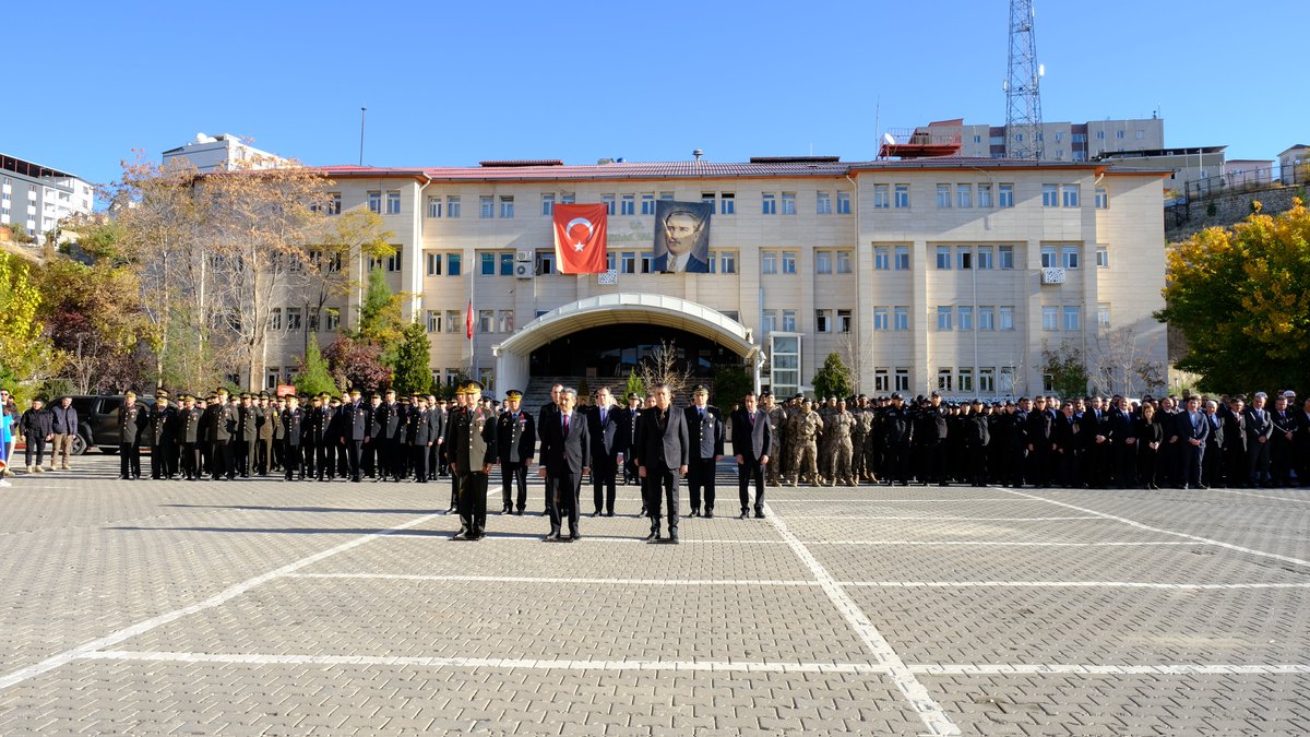🇹🇷Cumhuriyetimizin kurucusu Gazi Mustafa Kemal Atatürk’ün ebediyete irtihalinin 86. yıl dönümünde, Valilik bahçesinde düzenlenen törende Atatürk Anıtı’na çelenk sunulmasının ardından saat 09.05’te iki dakikalık saygı duruşunda bulunuldu.🇹🇷♾️

<a href="/tcmeb/">Millî Eğitim Bakanlığı</a> <a href="/BirolEkici73/">Birol Ekici</a> <a href="/bycandiroglu/">Bilal Hoca</a>