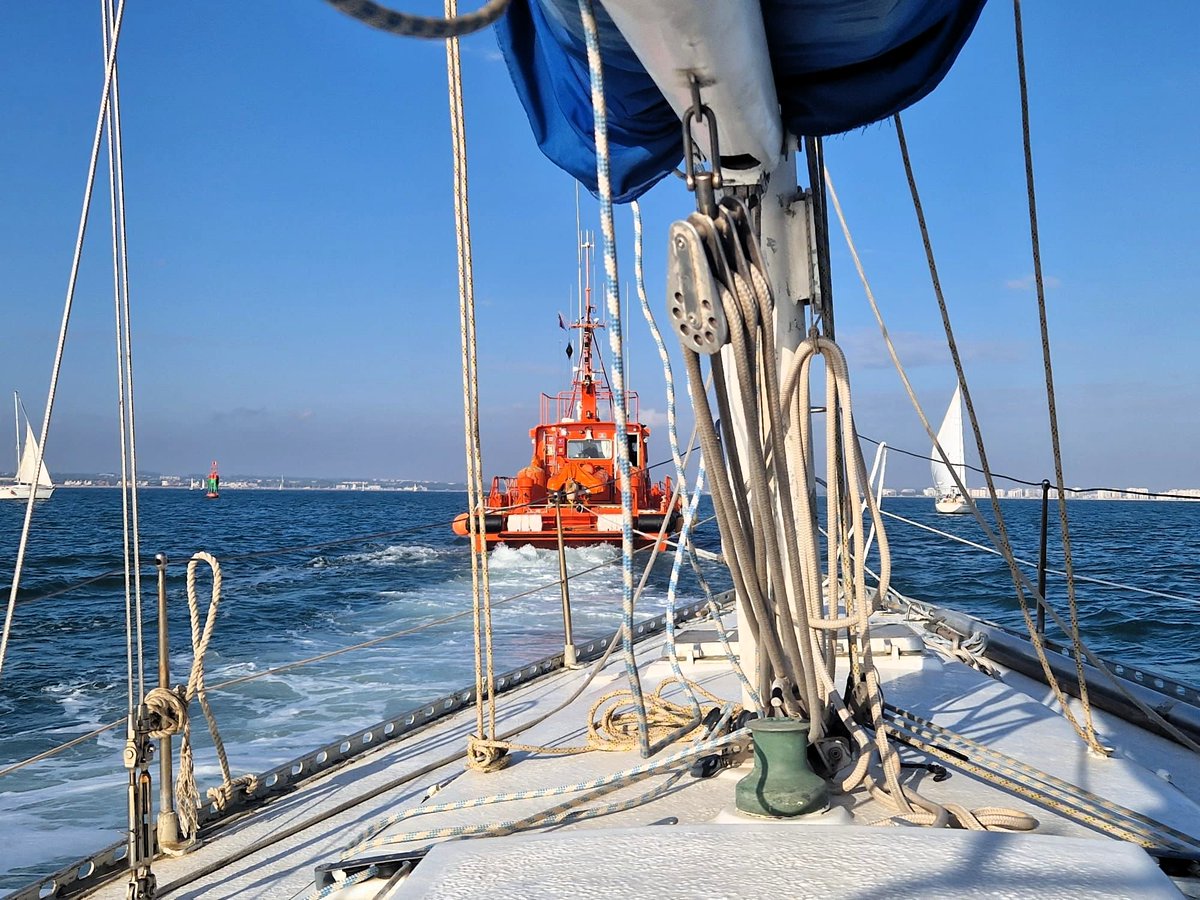 salvamentogob's tweet photo. Olvidado el verano, la #mar nos sigue llamando con mares y tiempos menos calmos.
Revisa motor, no salgas con mal tiempo, ponte chaleco...
Buenos consejos para dar hay; pero mejor tener la Guía con Todos: https://t.co/HJZtdHaXTz
El Conocimiento Salva Vidas...
#Sálvate #Riesgos0 https://t.co/OuGlOnhQ08