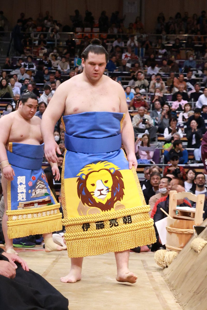 初日の様子> 幕内土俵入り 獅司、朝紅龍 #sumo #相撲 #九州場所 #十一