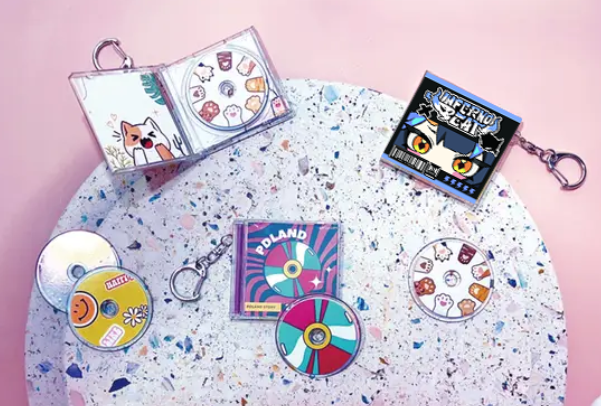 #StereoMixGame
전시회에서 <Stereo-Mix!> 굿즈를 만나보세요!
이번 전시회에 방문해 주시는 여러분께 감사의 마음을 담아 특별한 굿즈를 준비했습니다.  

스티커는 저희 부스를 방문해 주시는 모든 분께 드립니다!
미니 CD 키링은 MVP 달성한 플레이어에게만 제공하는 한정 아이템입니다.