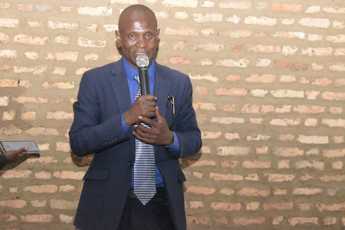ABPInfos's tweet photo. 2/2 Le conseiller socio-culturel du gouverneur @KwizeraJeanBap8  a positivement apprécié les activités de cette église BAGF, précisant qu'ils sont en train d'appuyer la vision pays "Burundi émergent en 2040, Burundi développé en 2060" https://t.co/lB7pAr02m5