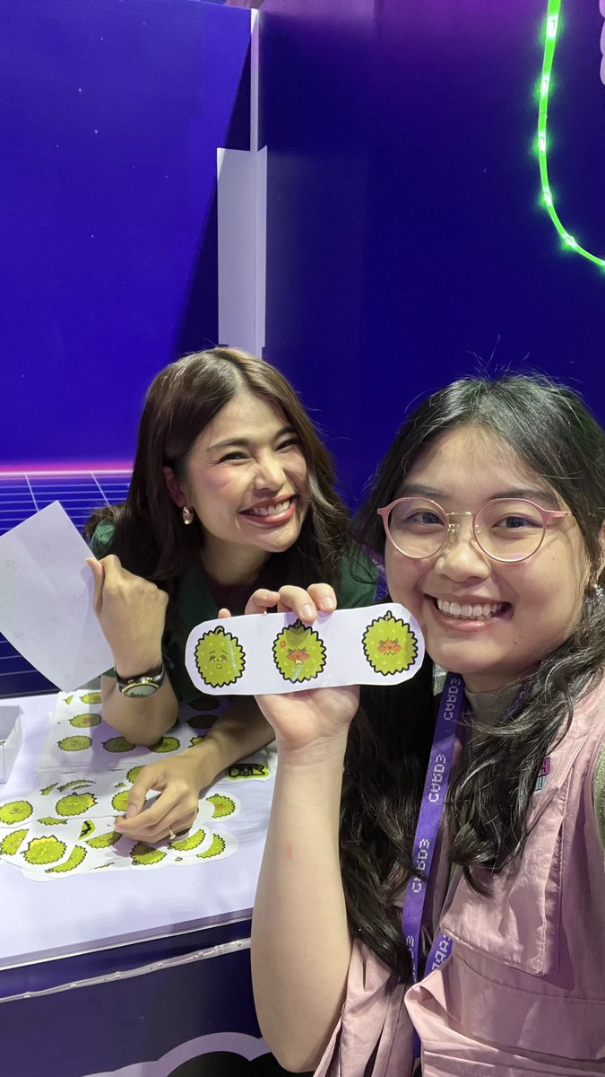 I got super cute durian sticker from <a href="/DTK_DurianDan/">Dan The King</a> ✌🏻🇹🇭