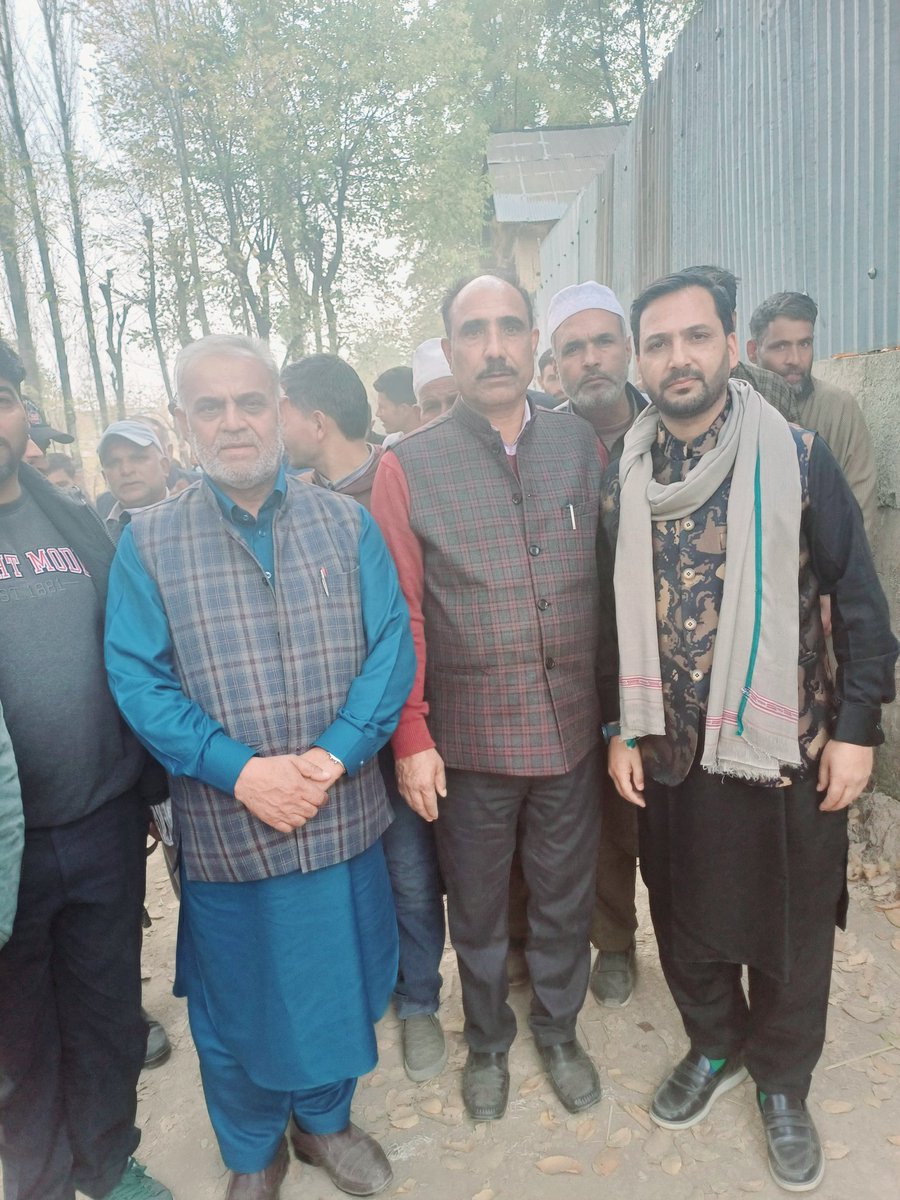 JKNC_Beerwah's tweet photo. Hon,ble MLA Beerwah @ShafiAhmadWani4  visited Halqa Arwah today and took stock of the situation at grass root level.Besides Block Presidents and halqa Presidents, D.P Budgam @GhulamNbhat and D.P @YNCBudgam @rayees_mattoo accompanied Dr Sb @JKNC_ https://t.co/2ojk7ZUbYq