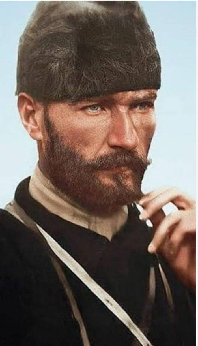 Dünyadan gelip geçmiş tüm büyük insanlar huzurla uyuyorlar, sen hariç. Sen vatanını ve çocuklarını korumaya devam ediyorsun. Sana dinlenme fırsatını hiç vermedik. Hani gençken 'Vatan terk edip gidebileceğin bir kara parçası değildir sevgilim" demiştin ya, işte onun gibi...