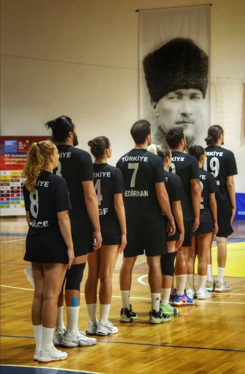 Atamızı sevgi, saygı ve özlemle anıyoruz 🇹🇷 #10KasımSonsuzlukDemek #10kasımatamızısaygıylaanıyoruz