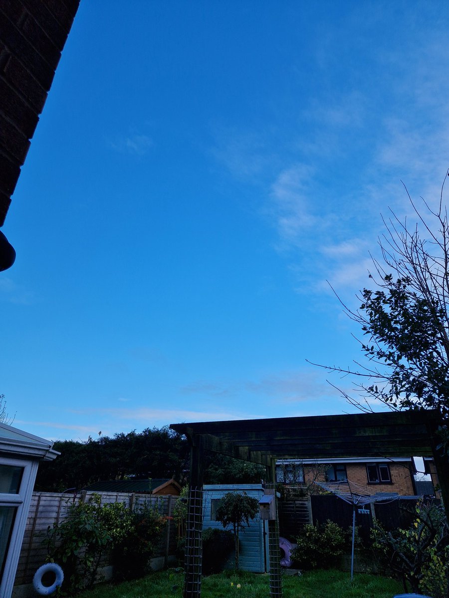 GokouD's tweet photo. @Met4CastUK it's blue!! (For about 10 minutes but I'll take it) https://t.co/SBmtTdH9kz
