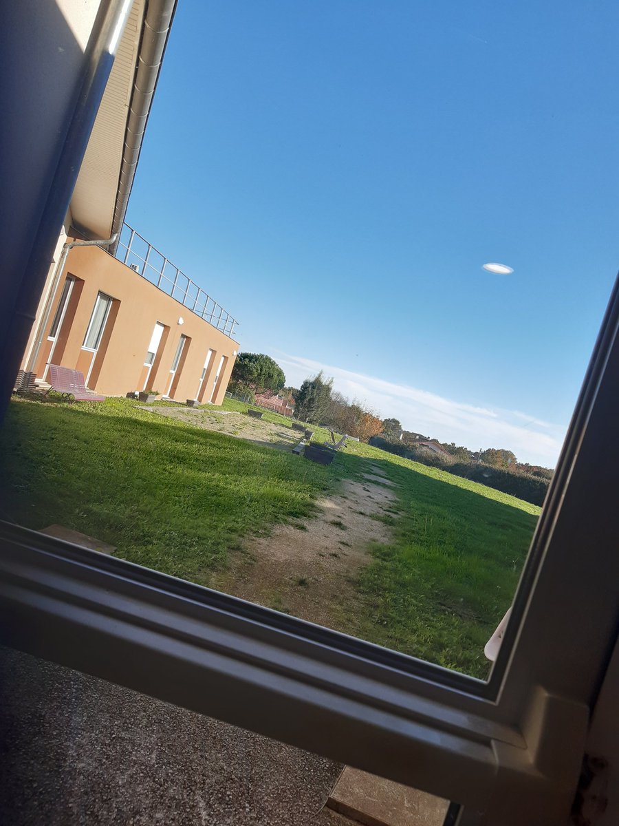 Elle se demandait si habiter une telle solitude était une liberté privilégiée ou une prison sans espoir (A  Nothom)