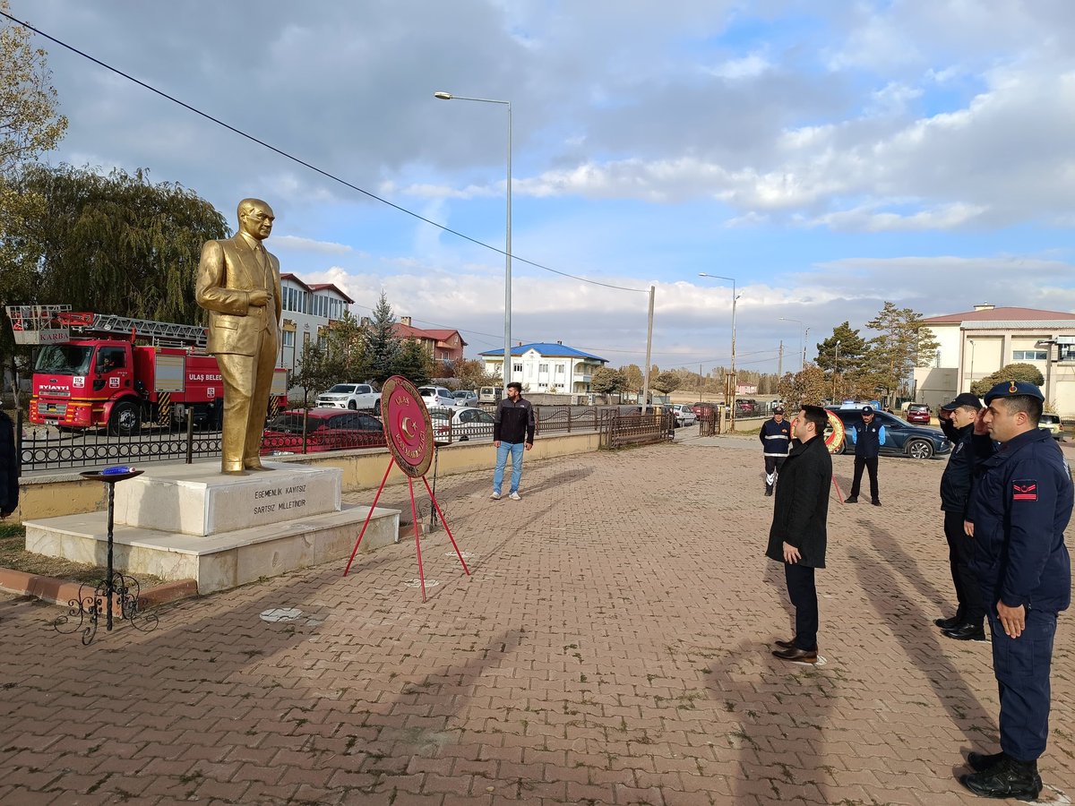 ulaskaymakamlik's tweet photo. "10 Kasım Gazi Mustafa Kemal ATATÜRK'ün, ebediyete irtihalinin 86. yıl dönümü anma" programları, Kaymakamımız Sn Emre ZAFER ile Belediye Başkanı Turan İLBEY'in Atatürk Anıtı'na çelenk sunması ile başlayıp 2 dakikalık Saygı Duruşu ve İstiklal Marşı okunmasıyla devam etti. https://t.co/VmYGLylN0W