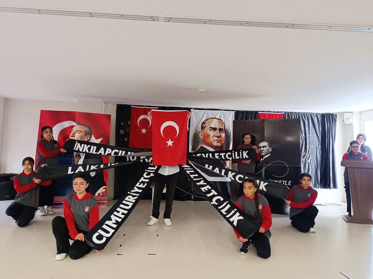 ulaskaymakamlik's tweet photo. "10 Kasım Gazi Mustafa Kemal ATATÜRK'ün, ebediyete irtihalinin 86. yıl dönümü anma" programları, Kaymakamımız Sn Emre ZAFER ile Belediye Başkanı Turan İLBEY'in Atatürk Anıtı'na çelenk sunması ile başlayıp 2 dakikalık Saygı Duruşu ve İstiklal Marşı okunmasıyla devam etti. https://t.co/VmYGLylN0W